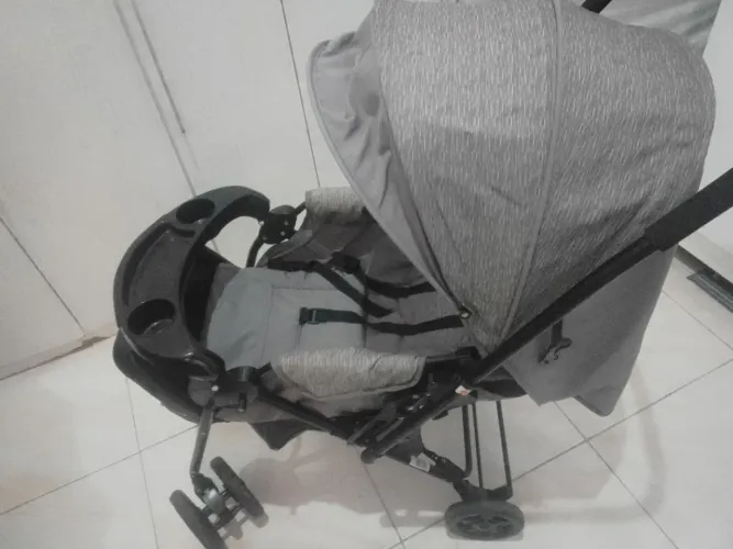Carrinho de bebê semi novo, Cosco