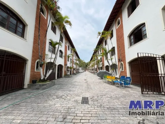 Triplex à venda a 130 metros da Praia do Lázaro em Ubatuba. 3 suítes. Condomínio fechado. 