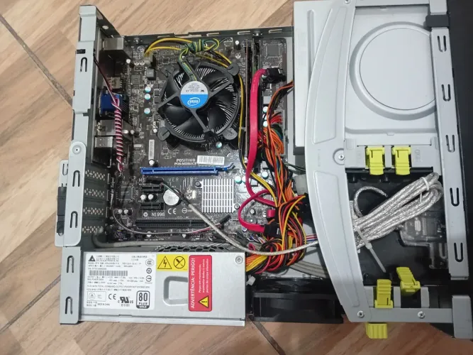 Computador antigo para retirada de peças