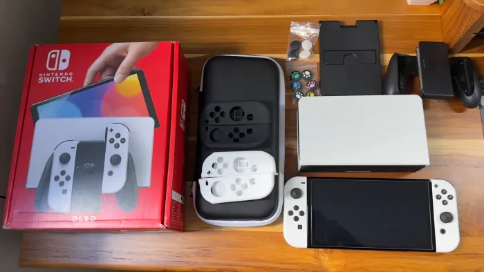 Nintendo Switch OLED com acessórios extras