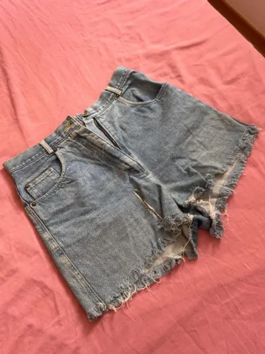 Short jeans e camisas para doação