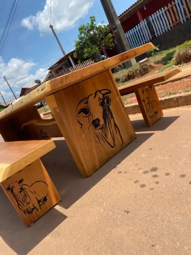 Exclusividade e Robustez: Conjunto de Mesa Rústica Premium