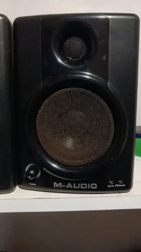 VENDO DUAS CAIXAS M-AUDIO AV40, ESTÃO EM PERFEITO ESTADO (SEMI-NOVAS)