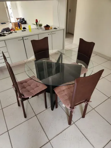 Mesa e cadeiras