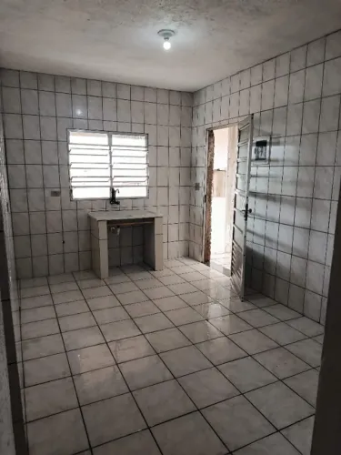Aluguel - Casa de 4 Cômodos no Parque Vitória