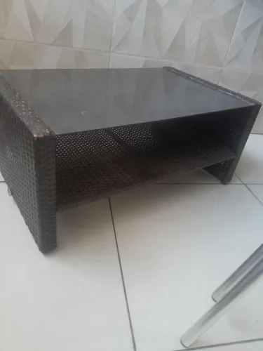 Centro para sala, tampo de vidro, de vime.