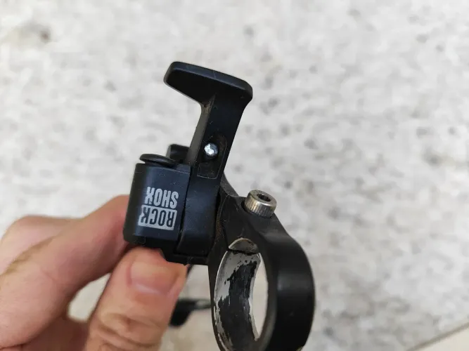 Trava remota suspensão rockshox