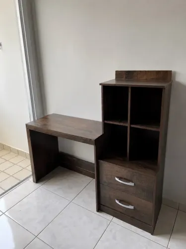 Mesa de estudo com nichos e gavetas