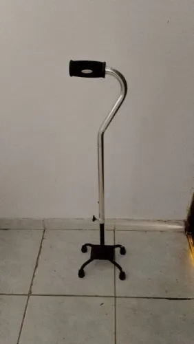 Bengala ajustável com 4 pezinhos 60,00 praticamente nova