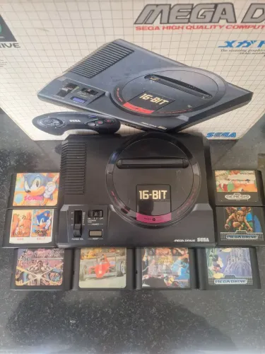Megadrive na caixa, 2 controles e 8 jogos