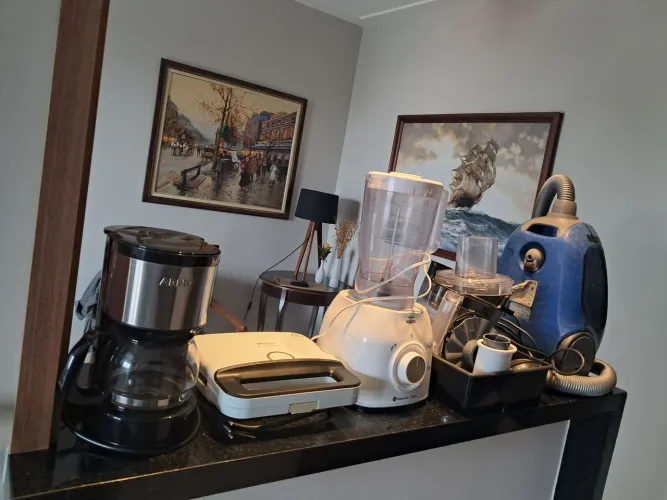 04  eletrodomésticos: cafeteira,  liquidificador,  aspirador de pó, sanduicheira gril