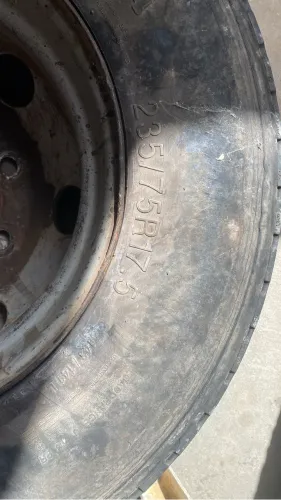 Vendo pneu encalhado 235/17.5 pneu pouco usado mas informações no zap *86