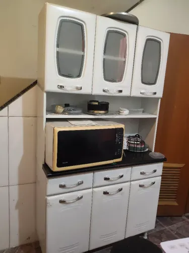 Armário e microondas 