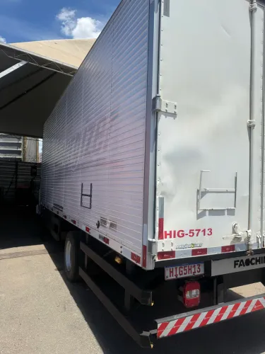 Baú chapeado 6.20 comprimento com porta lateral 