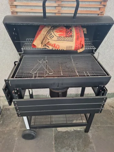Churrasqueira com mesa dobrável
