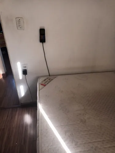 Cama de casal com colchão de massagem