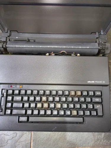 Máquina de escrever Olivetti elétrica praxis 20