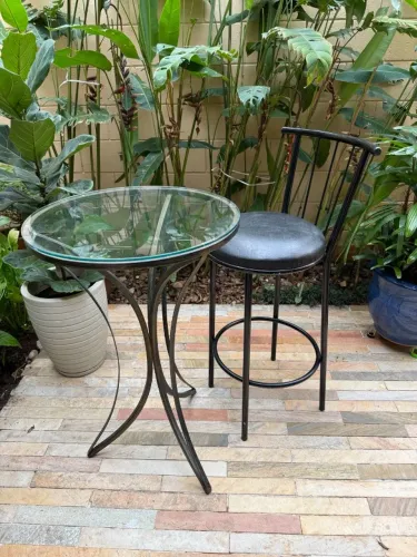 Conjunto Mesa Bistrô de Vidro + Banqueta Alta em Ferro