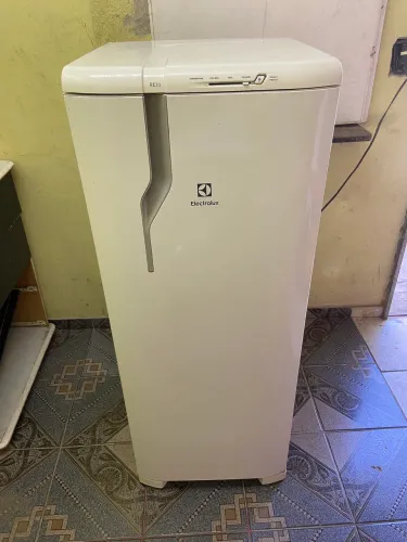 Geladeira Electrolux Cycle Defrost 240L Degelo Prático Uma Porta Branca RE31 127v