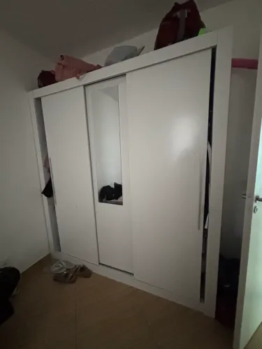 VENDO GUARDA ROUPA MÉDIO 