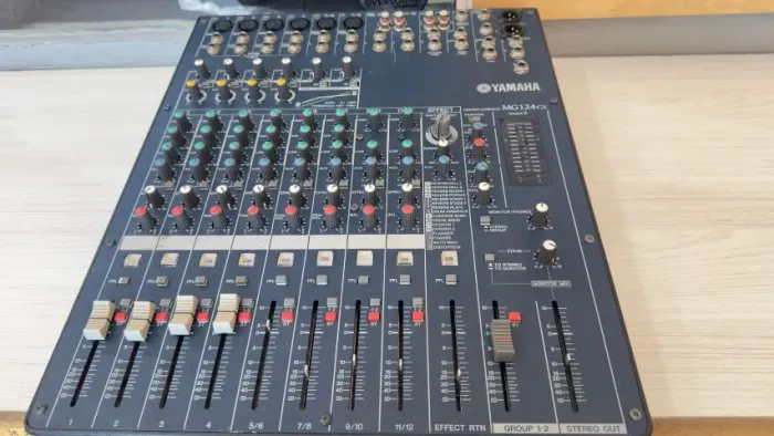 YAMAHA MG124C ? MESA DE SOM ANALÓGICA PROFISSIONAL | 12 CANAIS | PERFEITO FUNCIONAMENTO