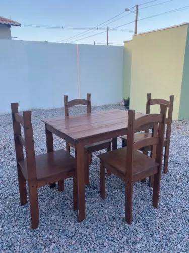 Mesa com 4 cadeiras 