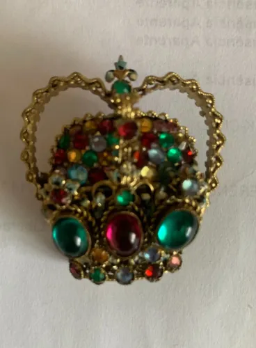 BROCHE CRAVEJADO DE PEDRAS COLORIDAS - COROA