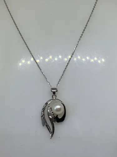 colar de prata com pingente com pérola 