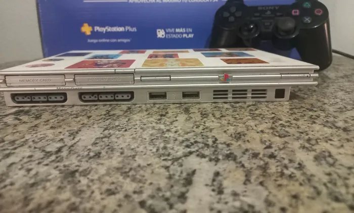 Playstation 2 prata com controle original.