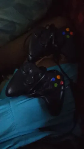 Os dois controles Xbox estao defeitos 