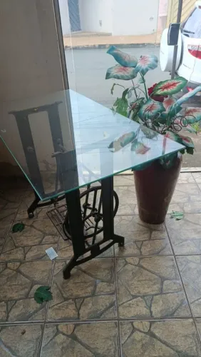Pé de máquina com vidro temperado