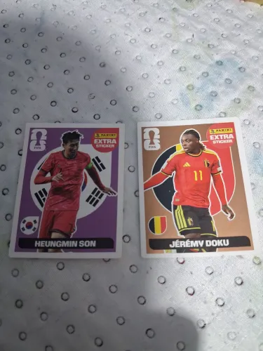Figurinhas EXTRA STICKER 2026 de son roxa e de dourado bronze uma por 60 e duas por 100