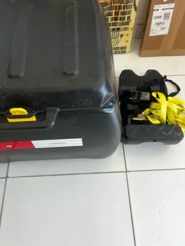 Baú com suporte e duas cintas 400,00