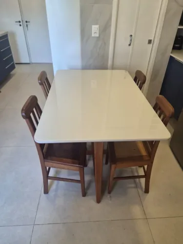 Mesa de  madeira com tampo de vidro comporta até  de 6 cadeiras 