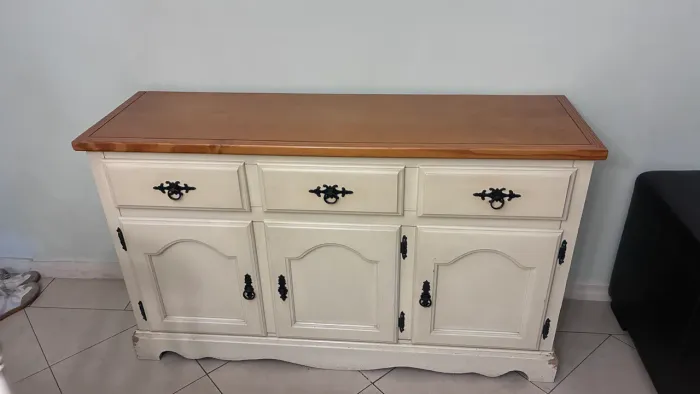 Buffet de madeira maciça 