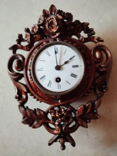 Relógio antigo com caixa ricamente entalhada ornamentada em bronze