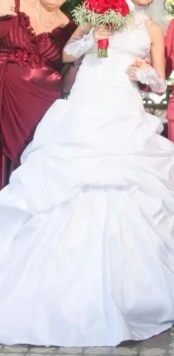 VESTIDO DE NOIVA E GRINALDA. 