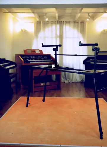(Novo) Mesa Suporte duplo Saty KSM-02 Profissional Teclado, piano, DJ, notebook, dobrável