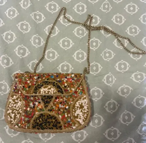 Bolsa Indiana Dourada de metal com pedras