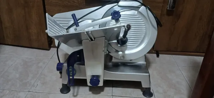 Fatiadora de frios semi nova