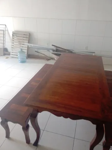 Mesa toda de madeira pura  com dois bancos já envernizado