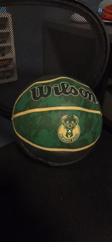 Bola de basquete Milwaukee NOVA sem uso, leia a descrição