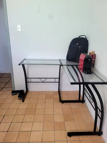 Mesa de escritório tampo de vidro.
