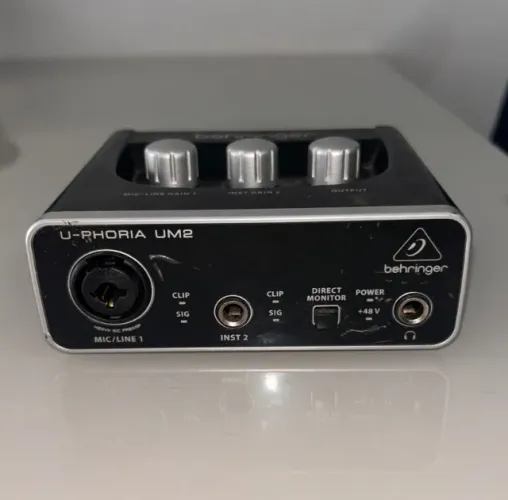 Behringer U-Phoria UM2 - Interface de Áudio USB