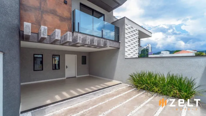 Sobrado Novo Alto Padrão com 3 Suites, À Venda no Bairro Velha em Blumenau