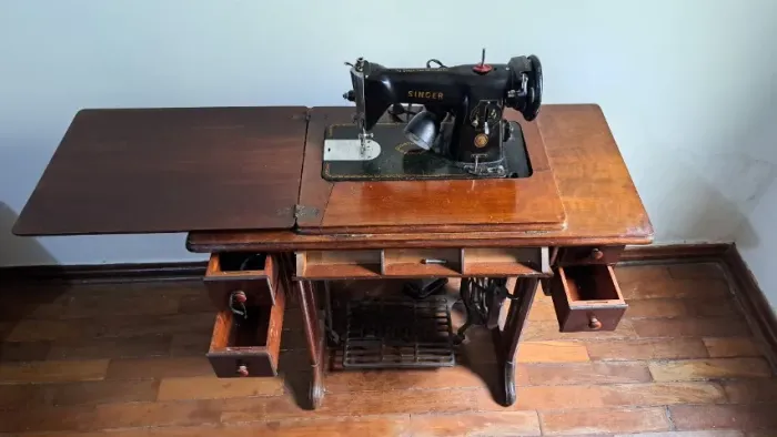 MAQUINA DE COSTURA ANTIGA - "SINGER" 86 X 42 X 78(h) cm -EXELENTE ESTADO DE CONSERVAÇÃO