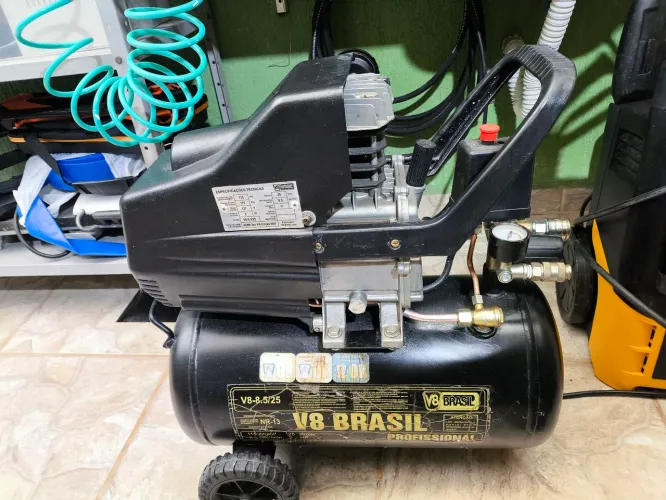 Compressor de Ar V8 Brasil 25L 2HP + Mangueira Espiral