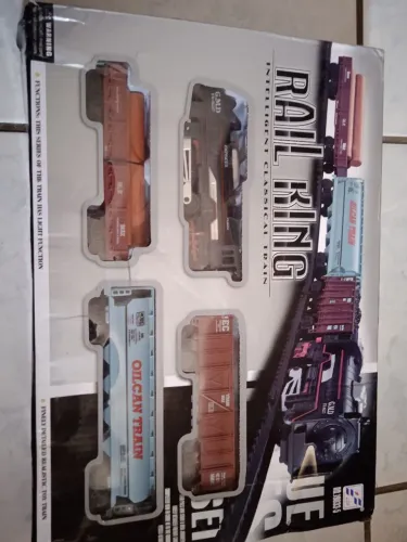 Trenzinho movido a pilha. Locomotiva vagões e trilhos.