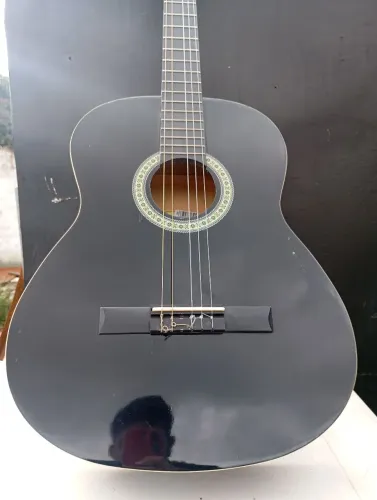 Violão preto medio