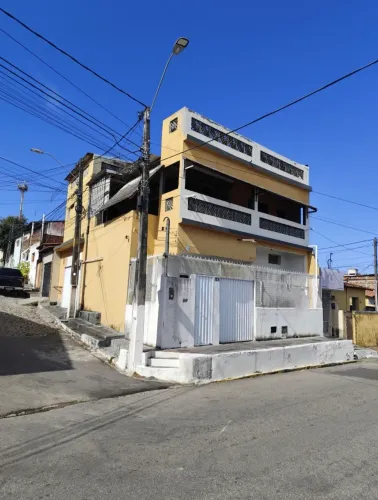 Vendo casa com 2 lojas comerciais no Bairro Nordeste!